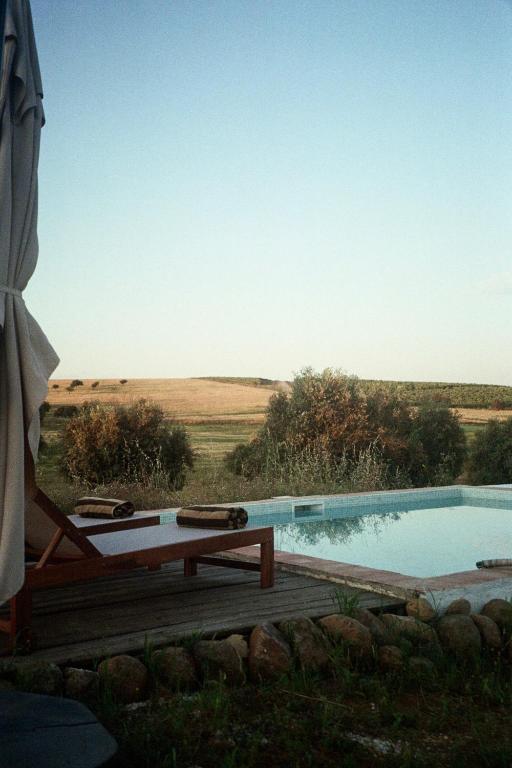 ein Schwimmbad mit Blick auf ein Feld in der Unterkunft Monte Barriga in Beja