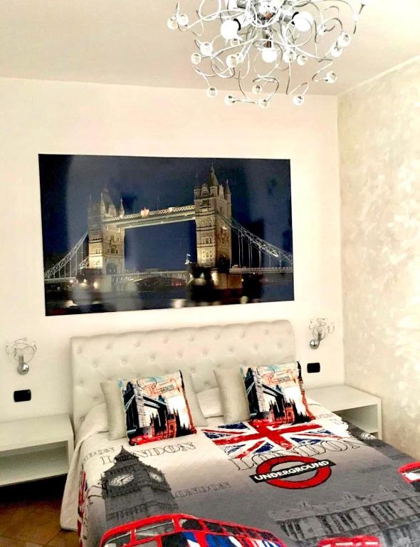 a bedroom with a bed with a picture of the tower bridge at Capital Bed Porto Cesareo in Porto Cesareo