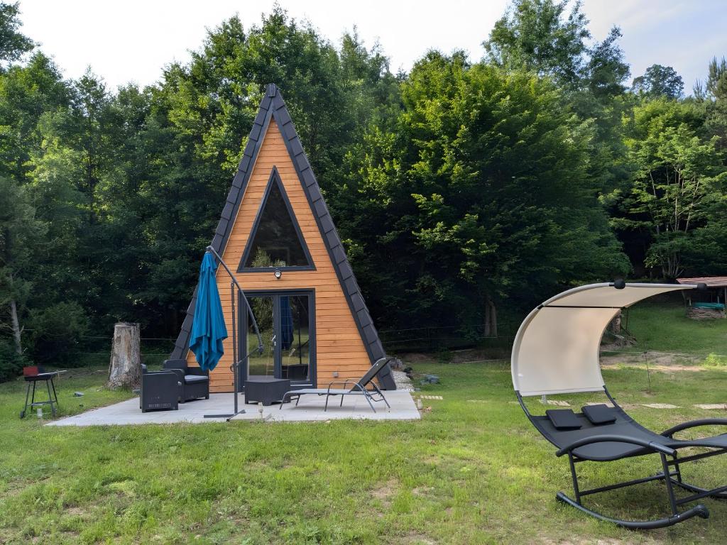 a small cabin with a triangular roof and a slide at Le petit Sabotier in Soucht
