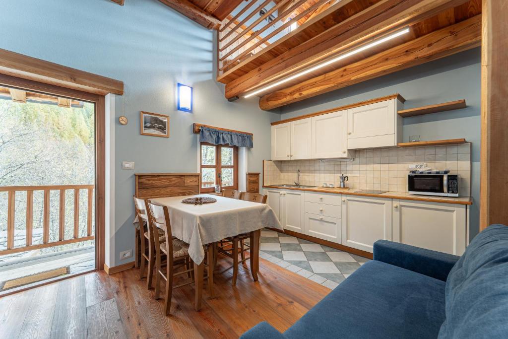 a kitchen and dining room with a table and a couch at Civico 8 in Marmora