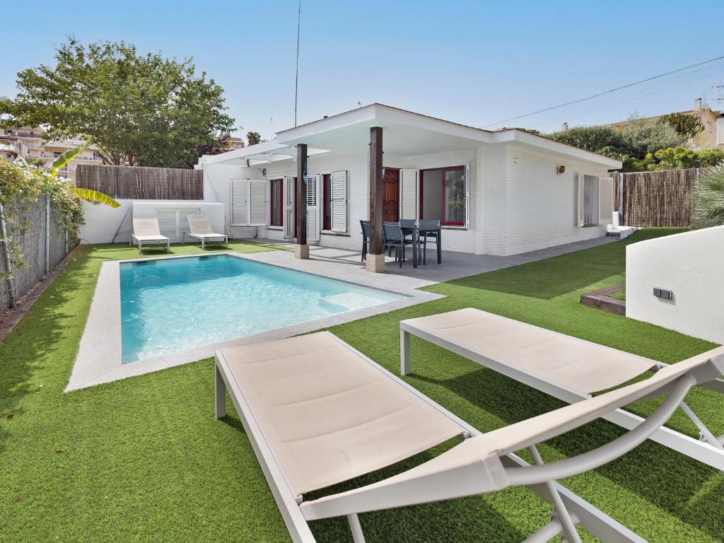 a backyard with a swimming pool and a house at Casa-piscina privada en Vallpineda in Sant Pere de Ribes