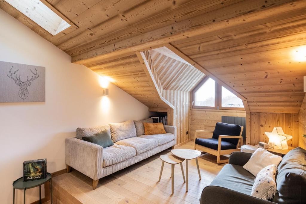 a living room with a couch and two chairs at L'alpin in Les Déserts
