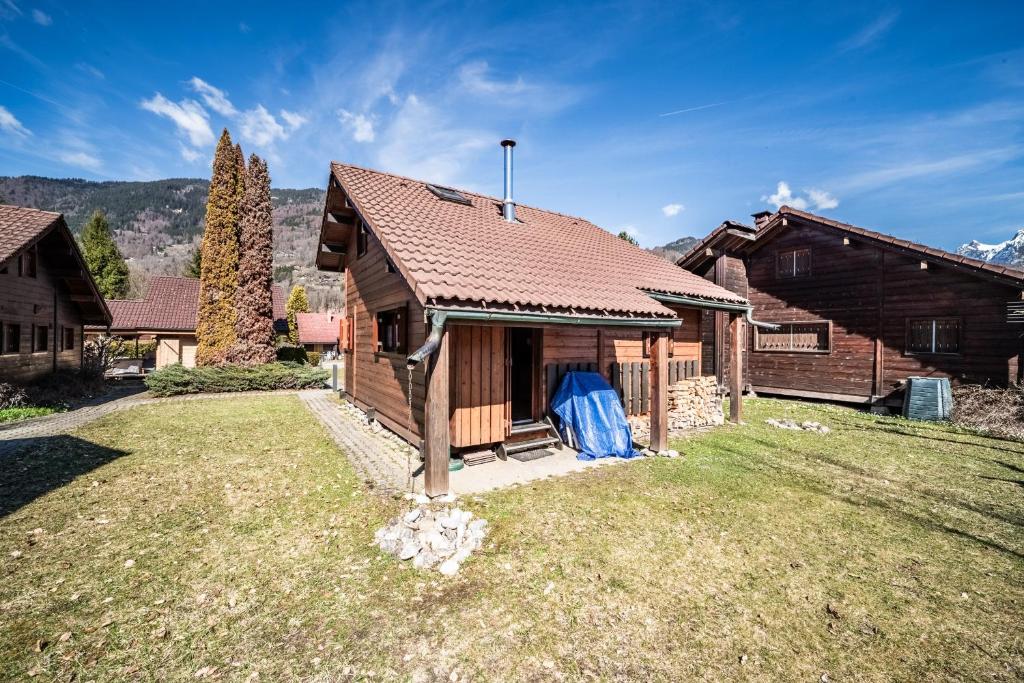 a house with a large yard in front of it at Chalet 6p Classique - Amarock in Verchaix