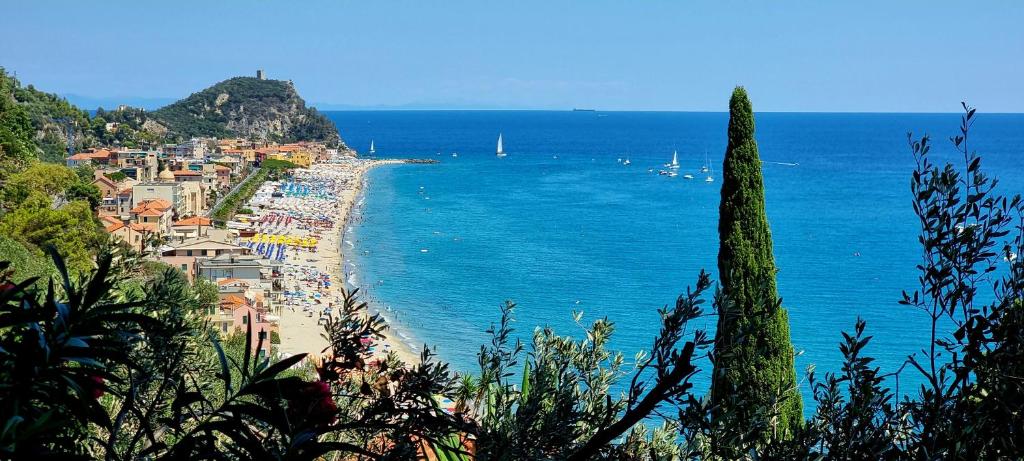 a view of a beach and the ocean at il Carrubo in Finale Ligure