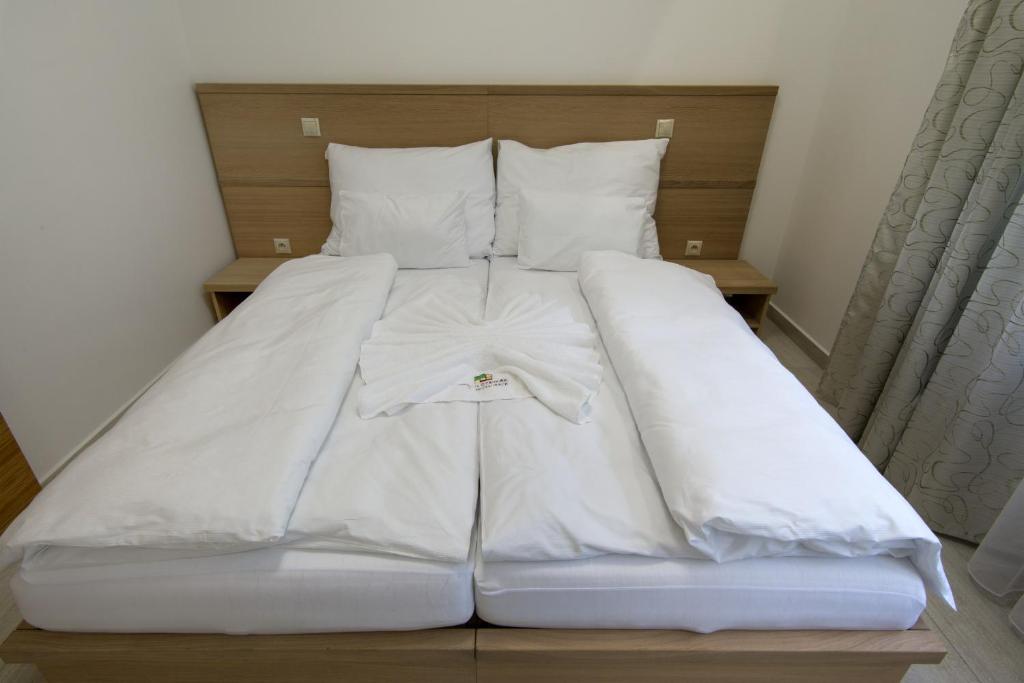 Postel nebo postele na pokoji v ubytování HOTEL A RESTAURACE U STAVAŘE