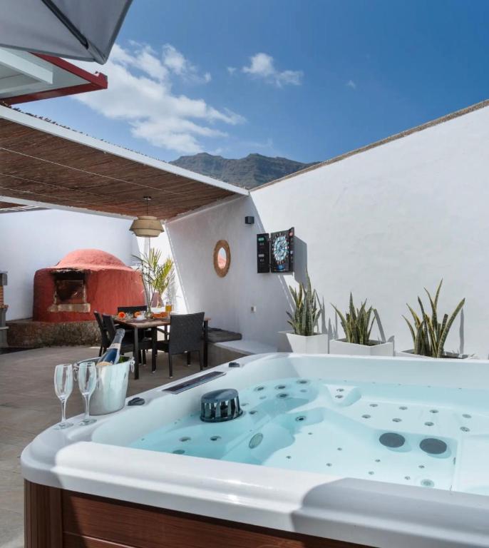 a jacuzzi tub in the living room of a house at Rincón de la Fontana in San Nicolás