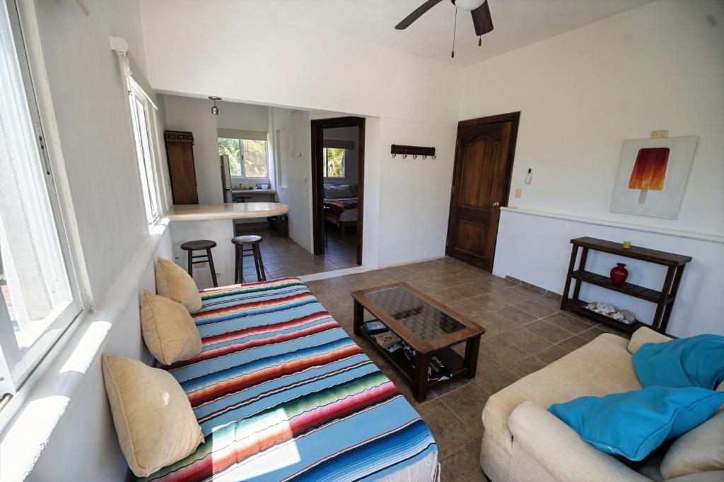 ein Wohnzimmer mit Sofa und Tisch in der Unterkunft Casa Hokol Departamentos con Alberca in Telchac Puerto