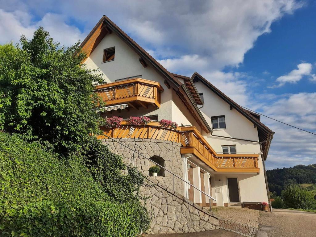 a house with a balcony on the side of it at Haus Am Schroffen in Ottenhöfen