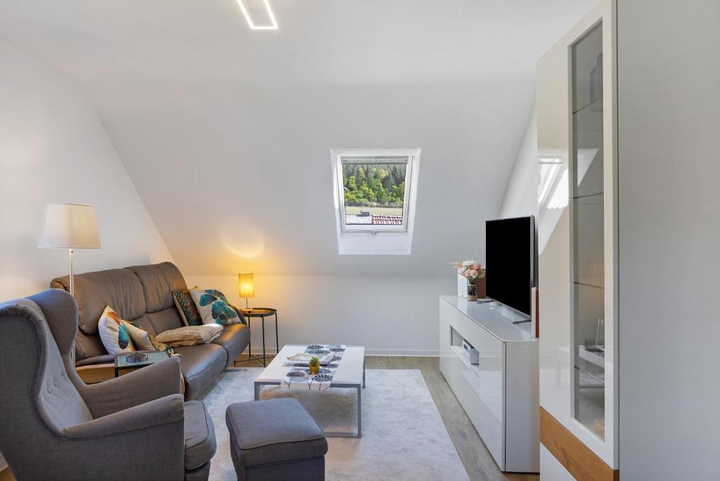 a living room with a couch and a tv at Ferienwohnung Kleinbreitenbach 2 in Plaue