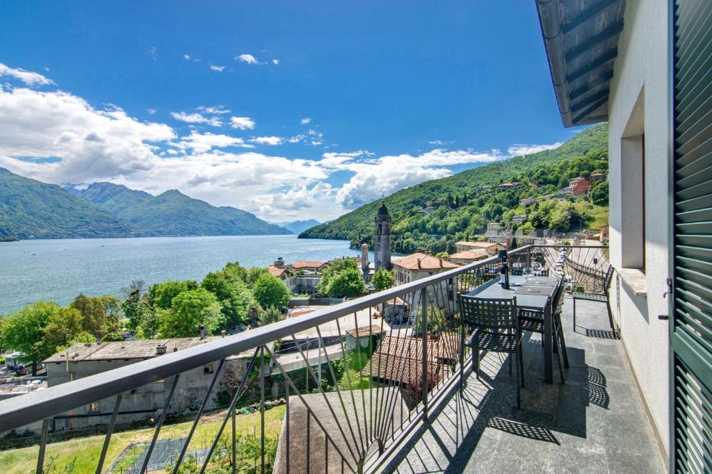 a balcony with a view of a lake and mountains at Casa vacanza Guattini in Cremia