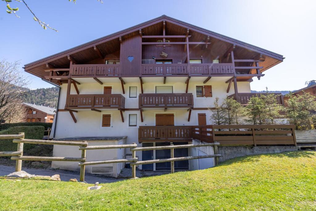 a building with balconies on the side of it at Le jardin des neiges in Praz-sur-Arly