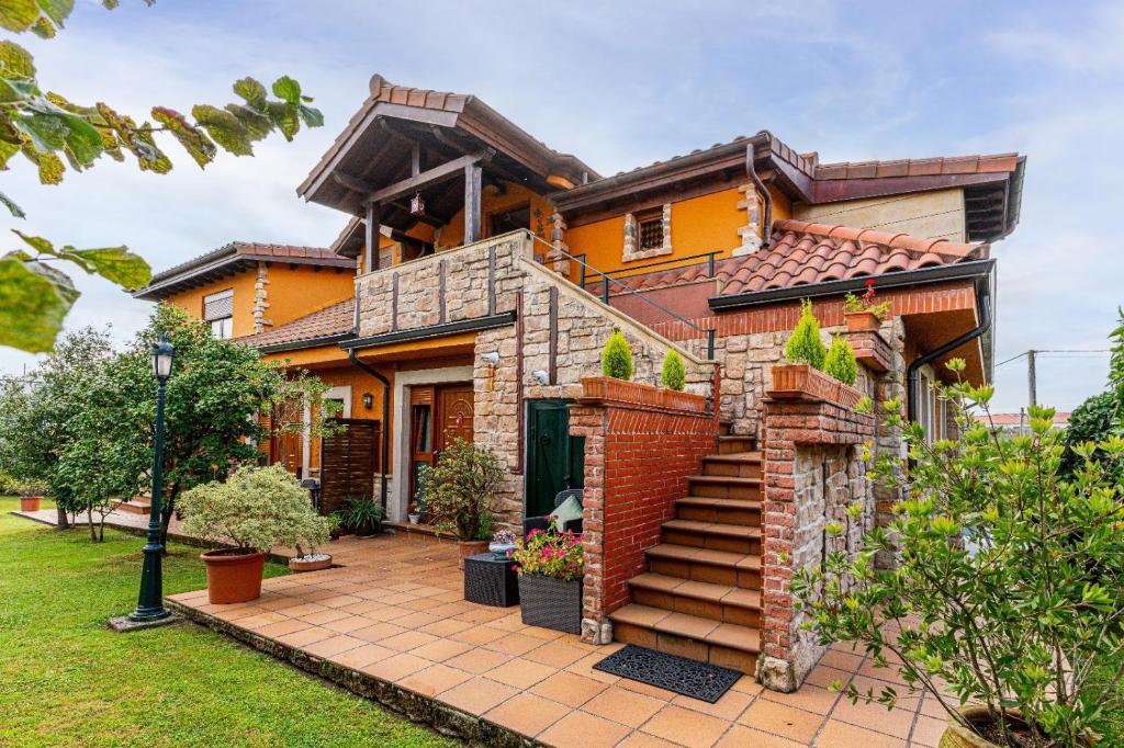 a large house with a brick exterior at Hosteria Las Fuentes in Rubayo