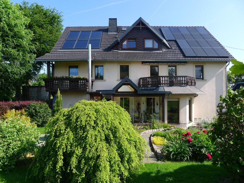 a house with solar panels on the roof at Ferienwohnung Börner in Frauenstein