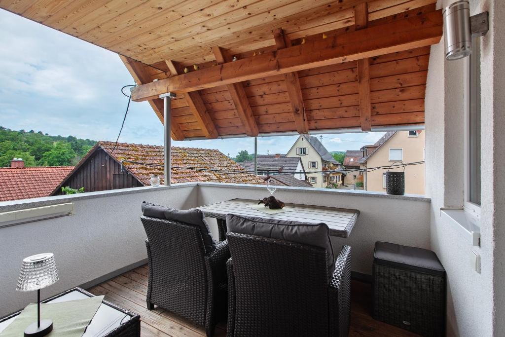 a patio with a table and chairs on a balcony at Ferienwohnung am Blumengässle in Müllheim