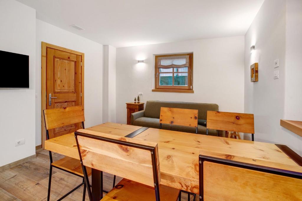 a living room with a table and a couch at Chalet Pieri - Appartamento Bedogn in Bormio