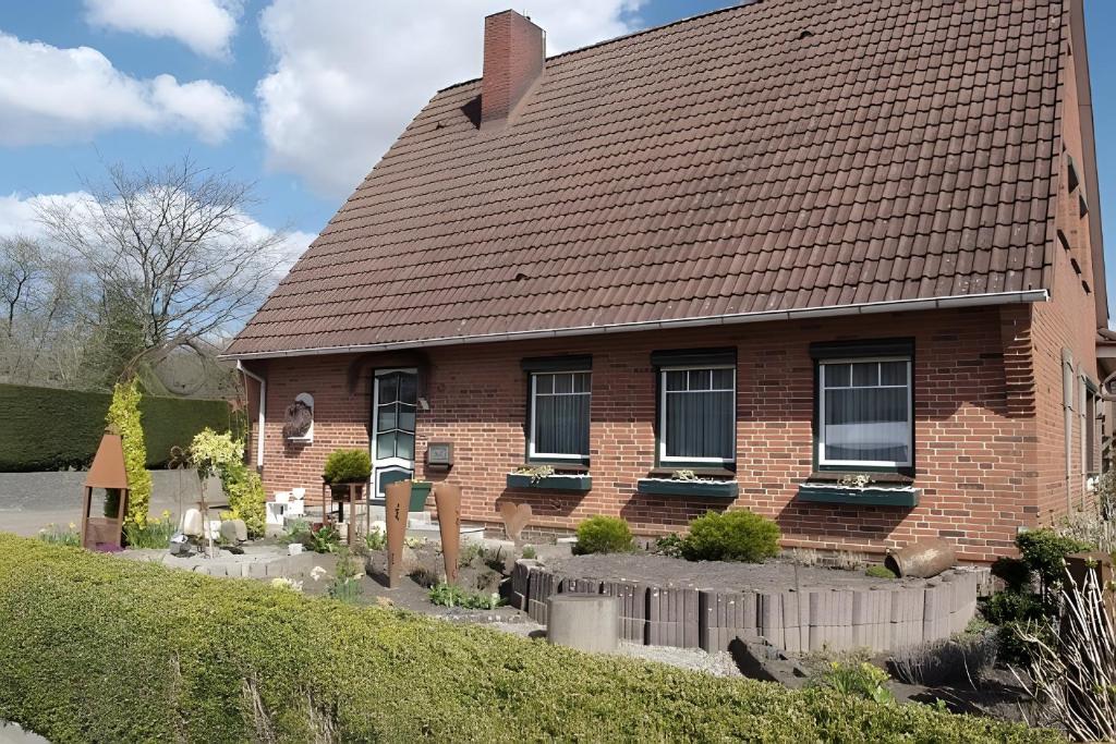 a brick house with a brown roof at Ferienwohnung Weise in Schafstedt