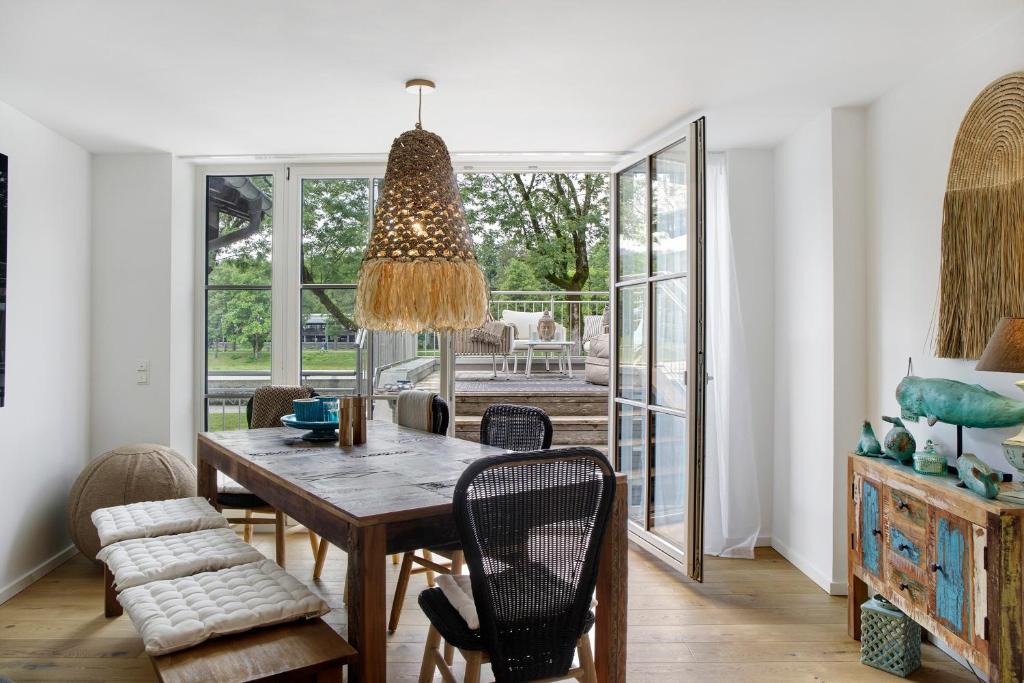 a dining room with a wooden table and chairs at Lieblingsplatz Ferienwohnung in Bad Tölz