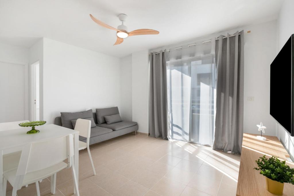 a living room with a couch and a table at Coral Beach in Bajamar