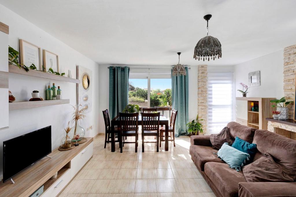 a living room with a couch and a dining room at Duplex India in Tacoronte