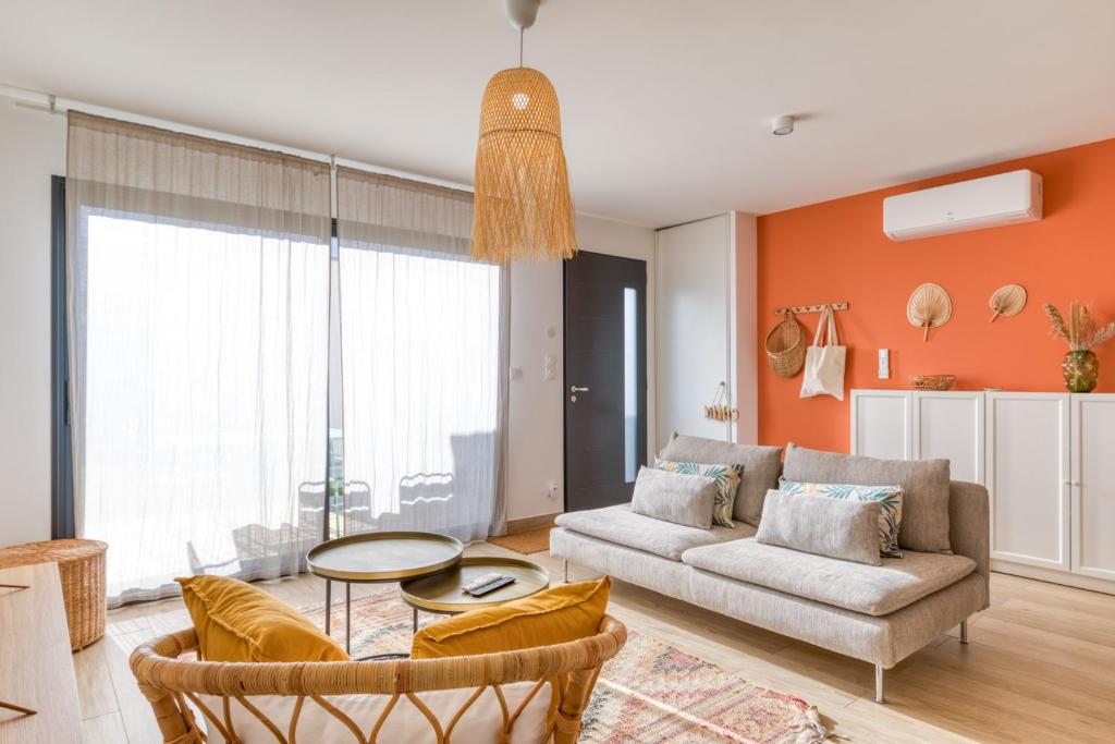 a living room with a couch and a table at Villa Mézoise in Mèze