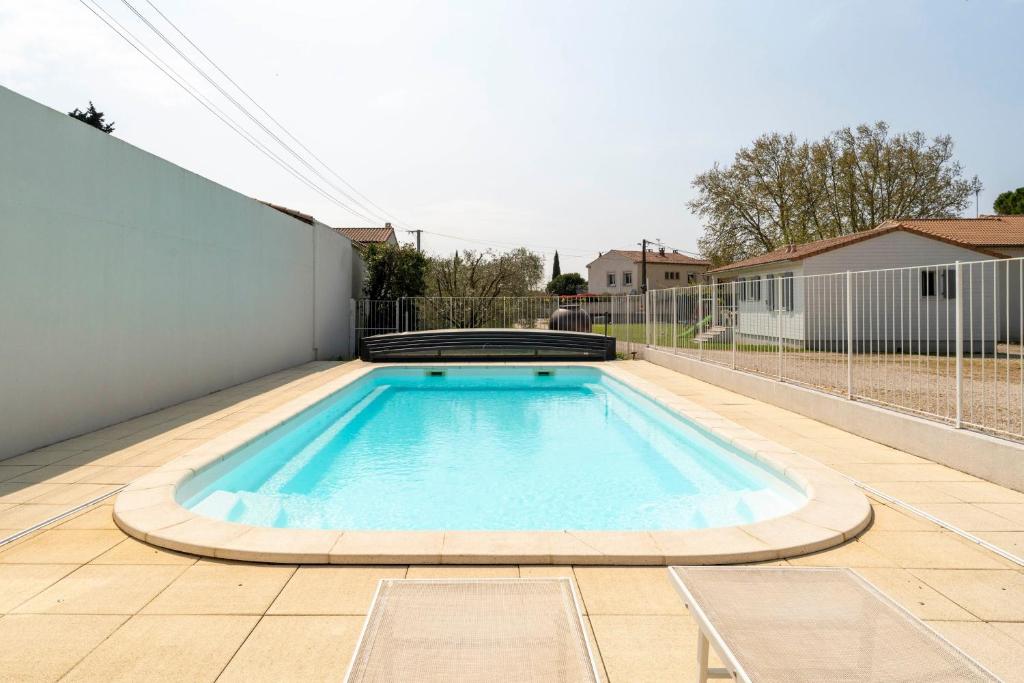 a swimming pool on the side of a house at Chalet en Provence in Sorgues