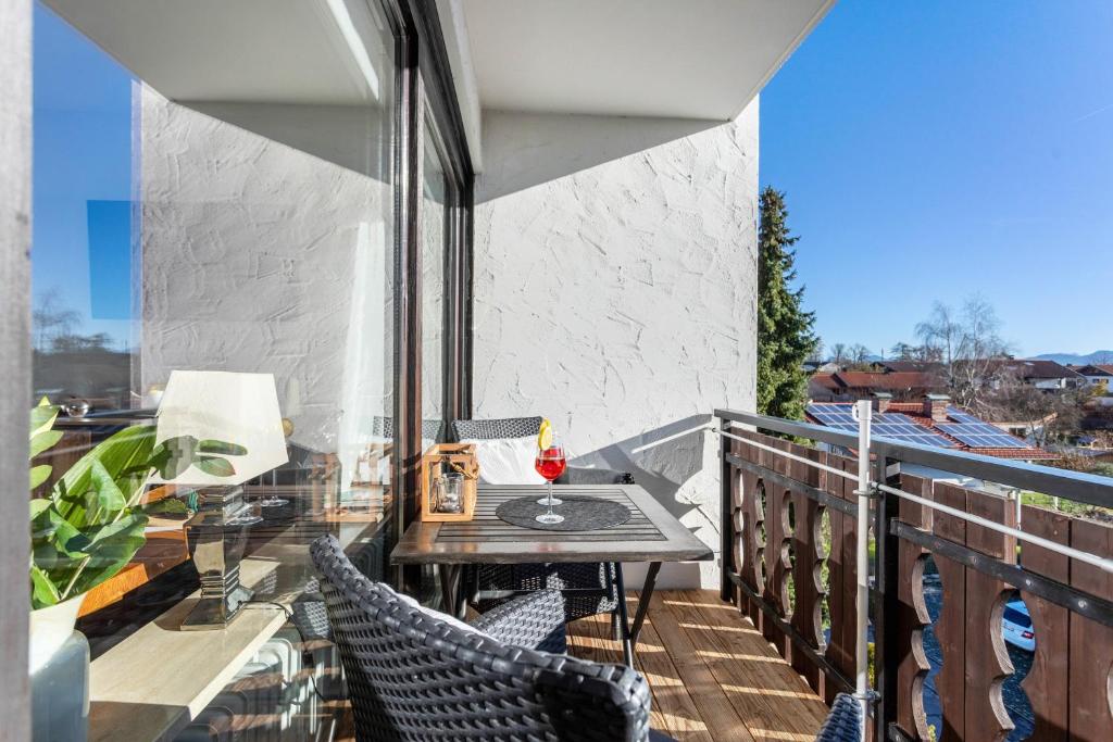 a patio with a table and chairs on a balcony at Ferienwohnung Seebruck in Seebruck
