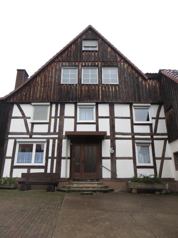 a building with a wooden roof with a door at Waldblick in Gellersen