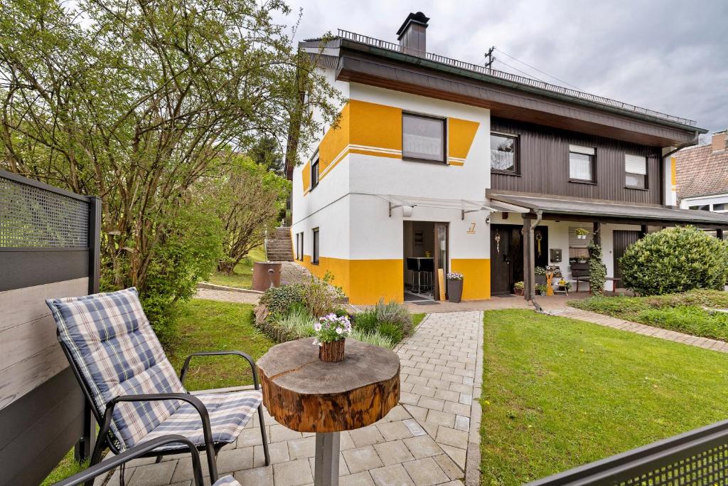 a patio with a table and a house at Ruhig Wohnen in Sulz in Sulz am Neckar