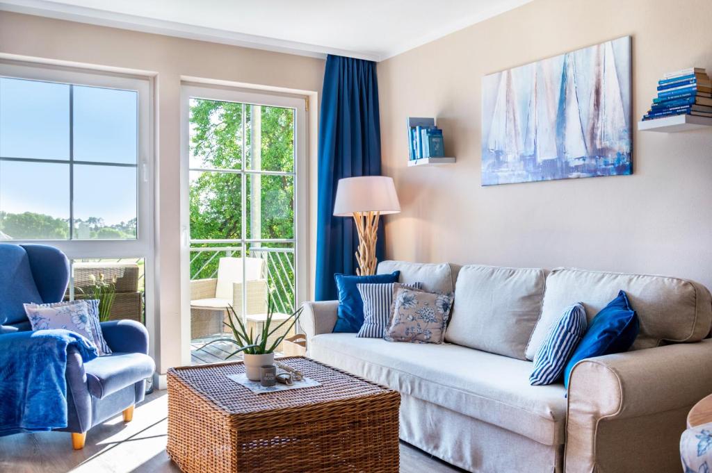 a living room with a couch and a table at Seeblicksuiten - Suite Seelixir in Enderndorf