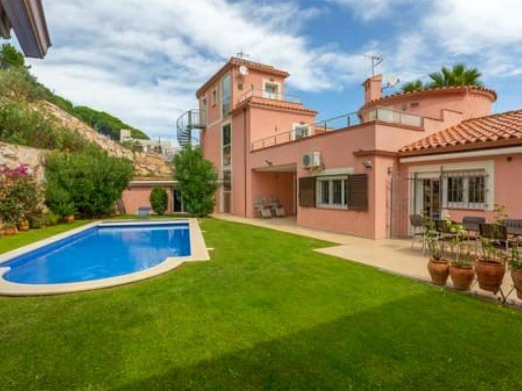 a house with a large yard with a swimming pool at Villa de Luxe à Begur Vue Mer in Begur