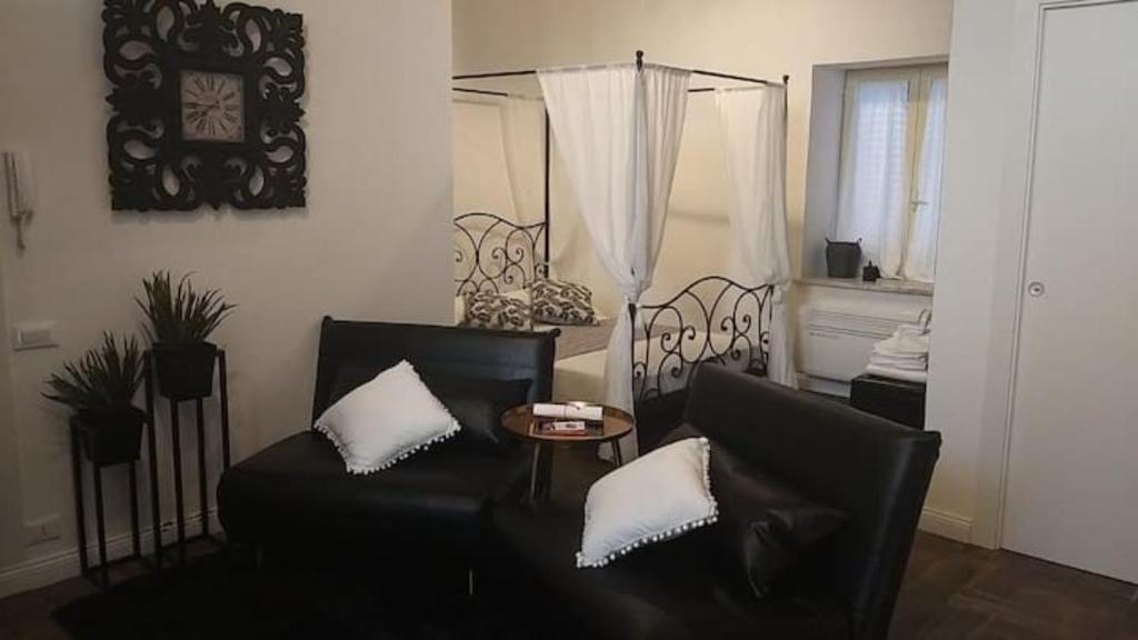 a living room with two chairs and a couch at Appartamento Luxury - Torre in Terracina
