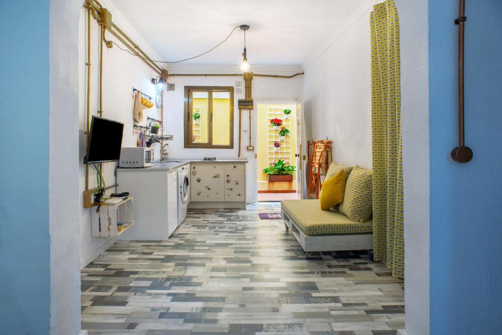 a hallway with a kitchen and a living room at Las Sales Estudio in Moya