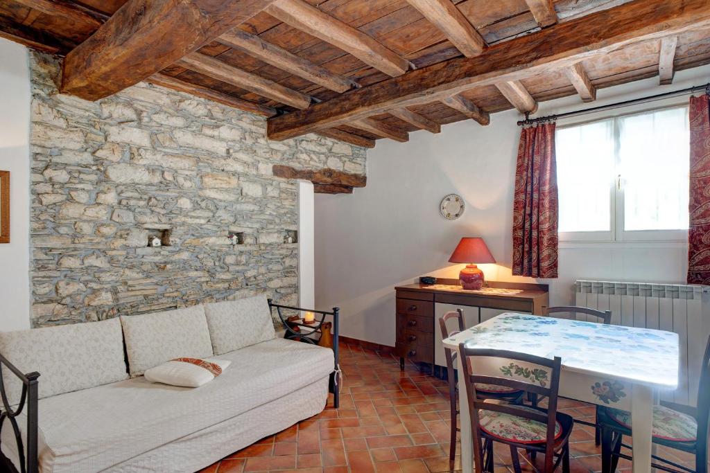 a living room with a couch and a table at Il piccolo fienile in Vessalico
