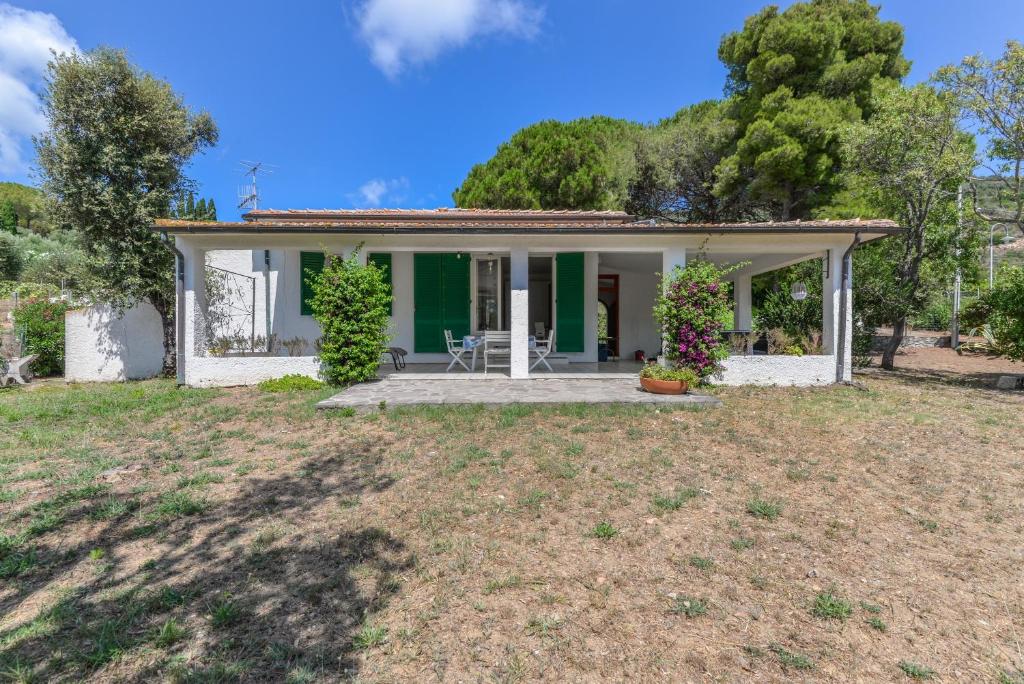 a small house with a green and white at Casa Camilla in Procchio