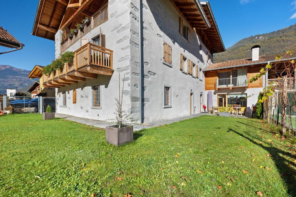 a large building with a yard with a balcony at Appartamento Lesivèra in Saone