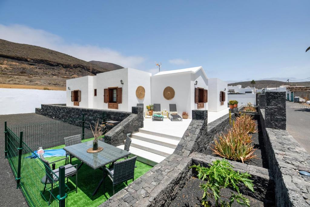 a view of a villa with a table and chairs at Villa Tahoyo in Máguez