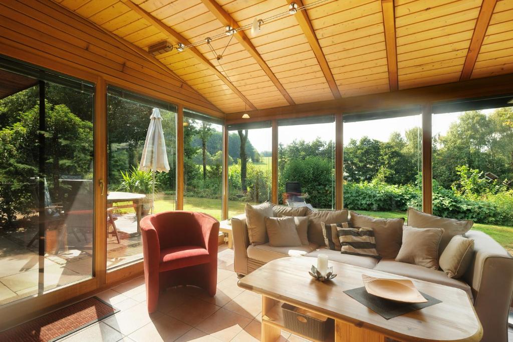 a living room with a couch and a table at Ferien im Grünen in Mammelzen