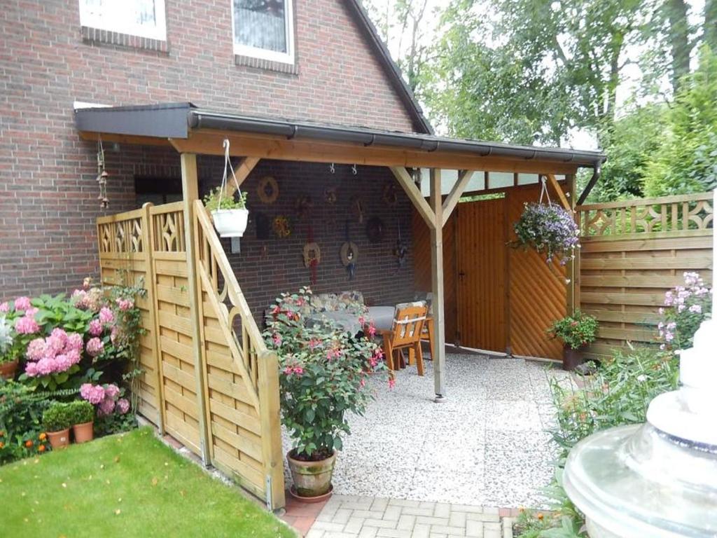 a wooden pergola with a table and a patio at Heidis Fewo in Hohenkirchen