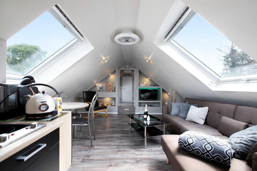 a living room with a couch and some windows at Uhses Ferienwohnung in Heide