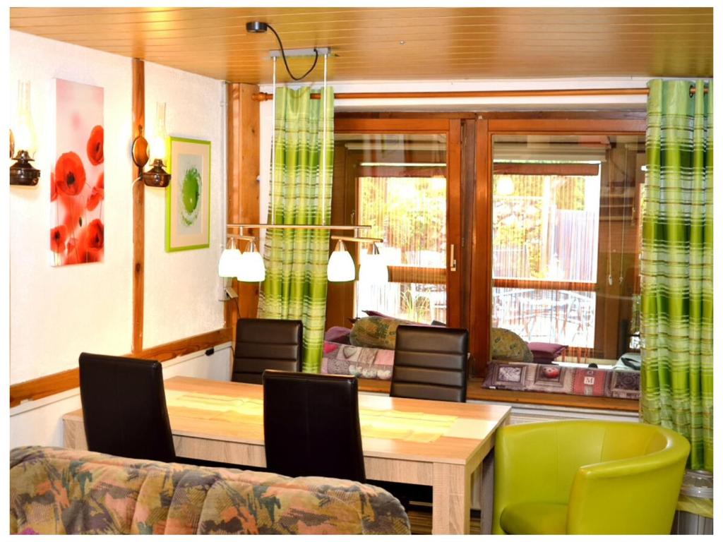 a living room with a dining room table and a couch at Ferienwohnung Waldraff in Ostrach