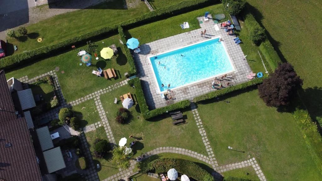 an overhead view of a swimming pool in a park at di Pastei 13 in Ledro