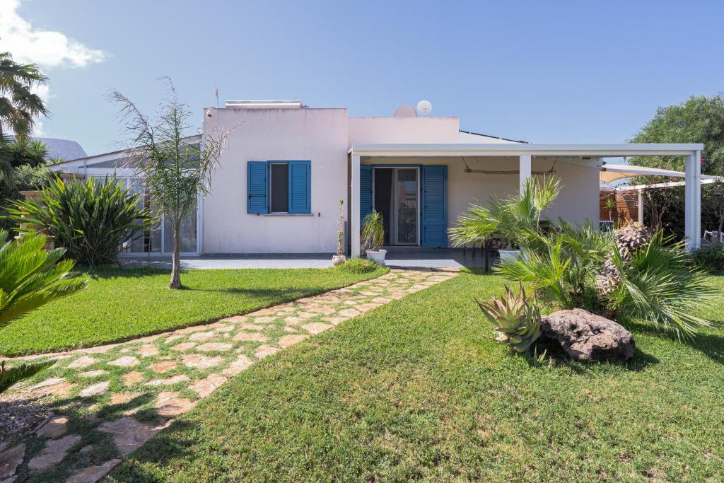 a house with a garden and a pathway at Tramonto A Nordovest in Favignana