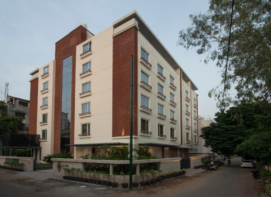 un grand bâtiment dans une rue de la ville dans l'établissement Eastin Residences Vadodara, à Vadodara