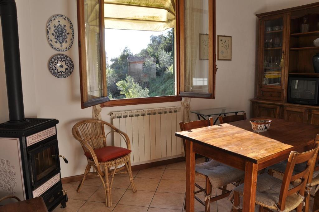 a dining room with a table and a window at Casa dell'ulivo in Moneglia