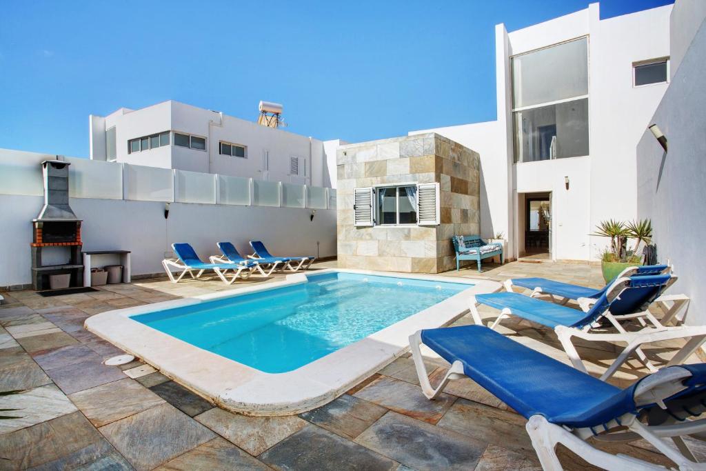 a swimming pool on the roof of a house at Preciosa Casa En Lanzarote in Tahiche