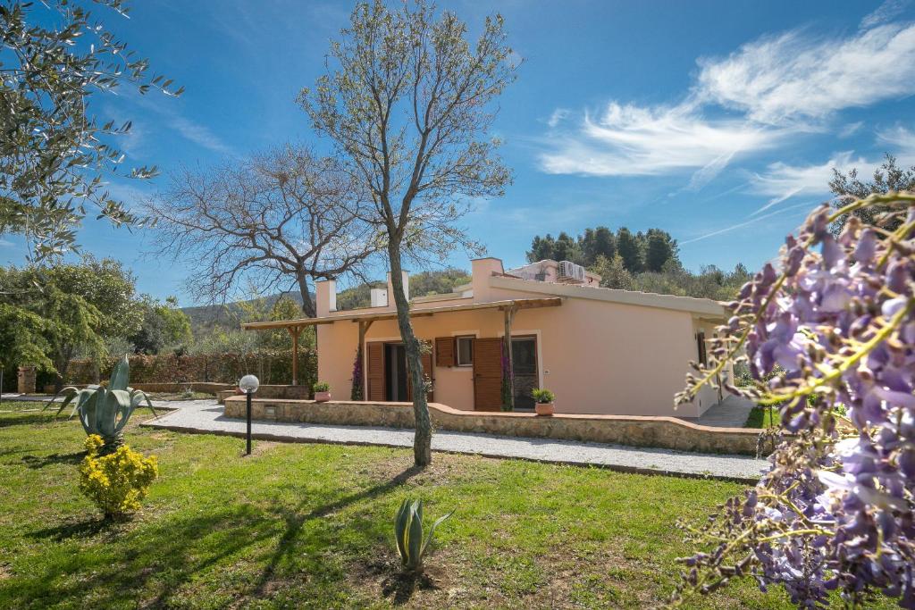 a house with a tree in a yard at Al posto giusto -appartamento Gioia in Riotorto