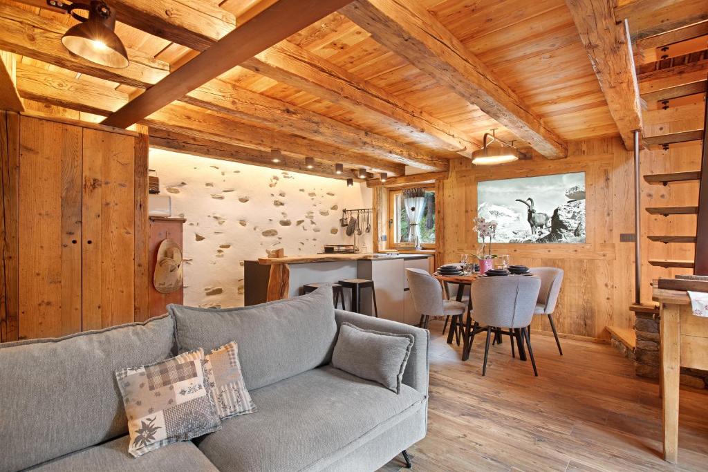 a living room with a couch and a table at Lo Pailler de Mamma e Pappa in Valsavarenche