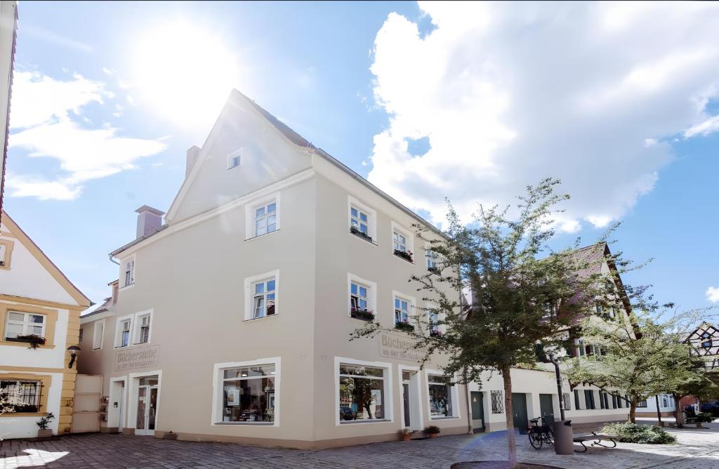 a white building with a tree in front of it at Fewo Forchheim in Forchheim