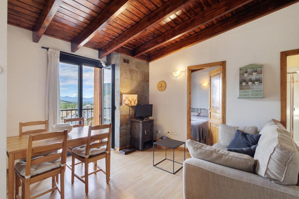 a living room with a couch and a table at Apto Ideal En Osseja in Osséja