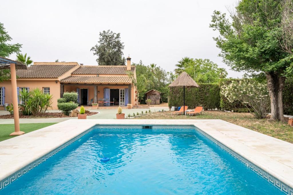 ein Swimmingpool vor einem Haus in der Unterkunft Villa Laforge in Carmona